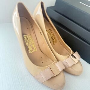 Authentic Salvatore Ferragamo Bow Vara Pumps Beige/Cream size 8